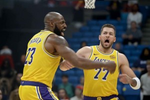 抽象球迷晒搞笑AI片段：詹姆斯生气拳击不给球的东契奇~ - jrs低调看